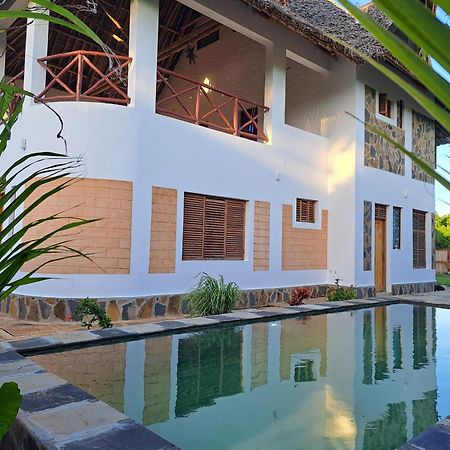 ウクンダ Diani Yoga Barn Bed & Breakfast エクステリア 写真