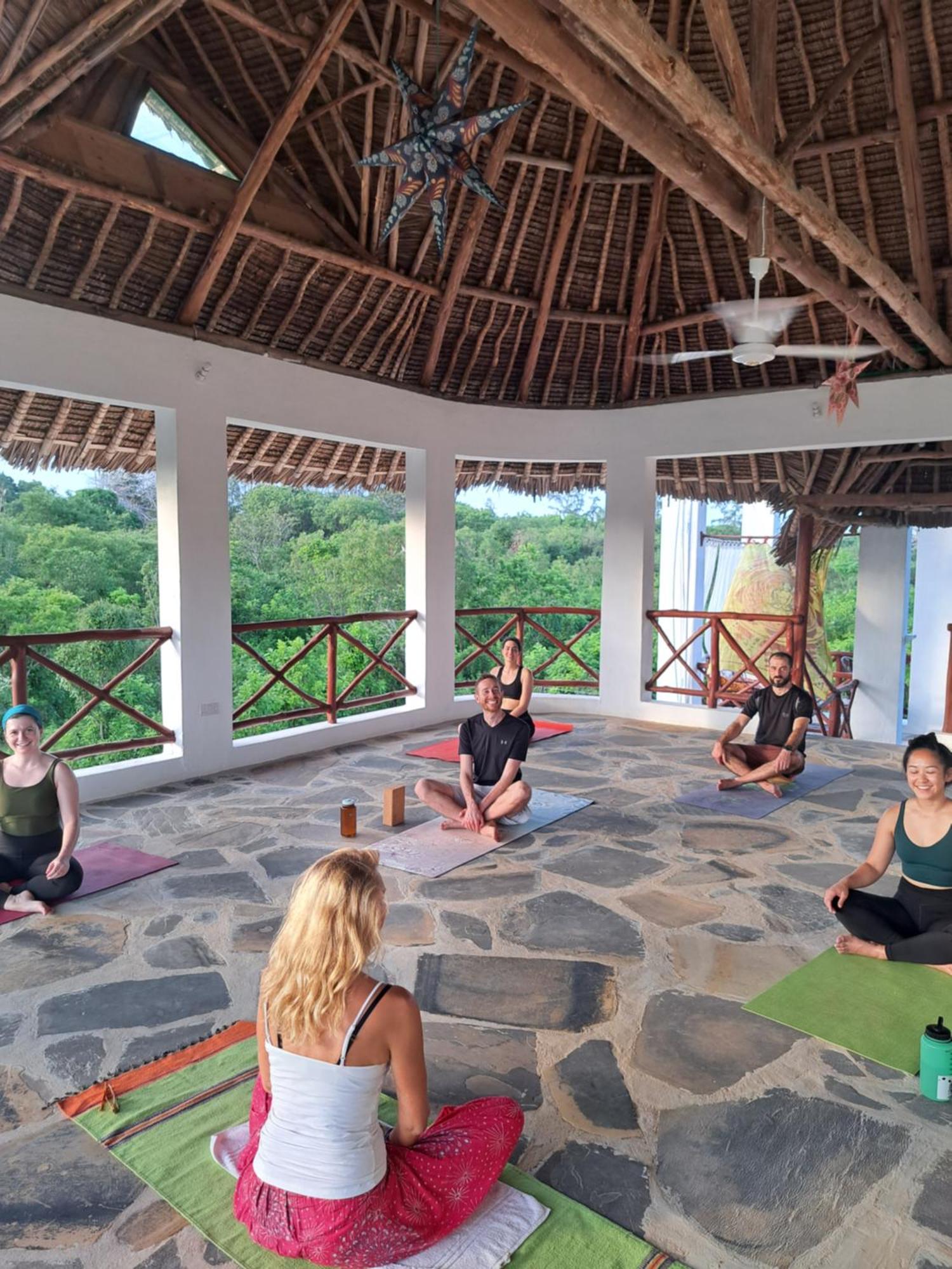 ウクンダ Diani Yoga Barn Bed & Breakfast エクステリア 写真