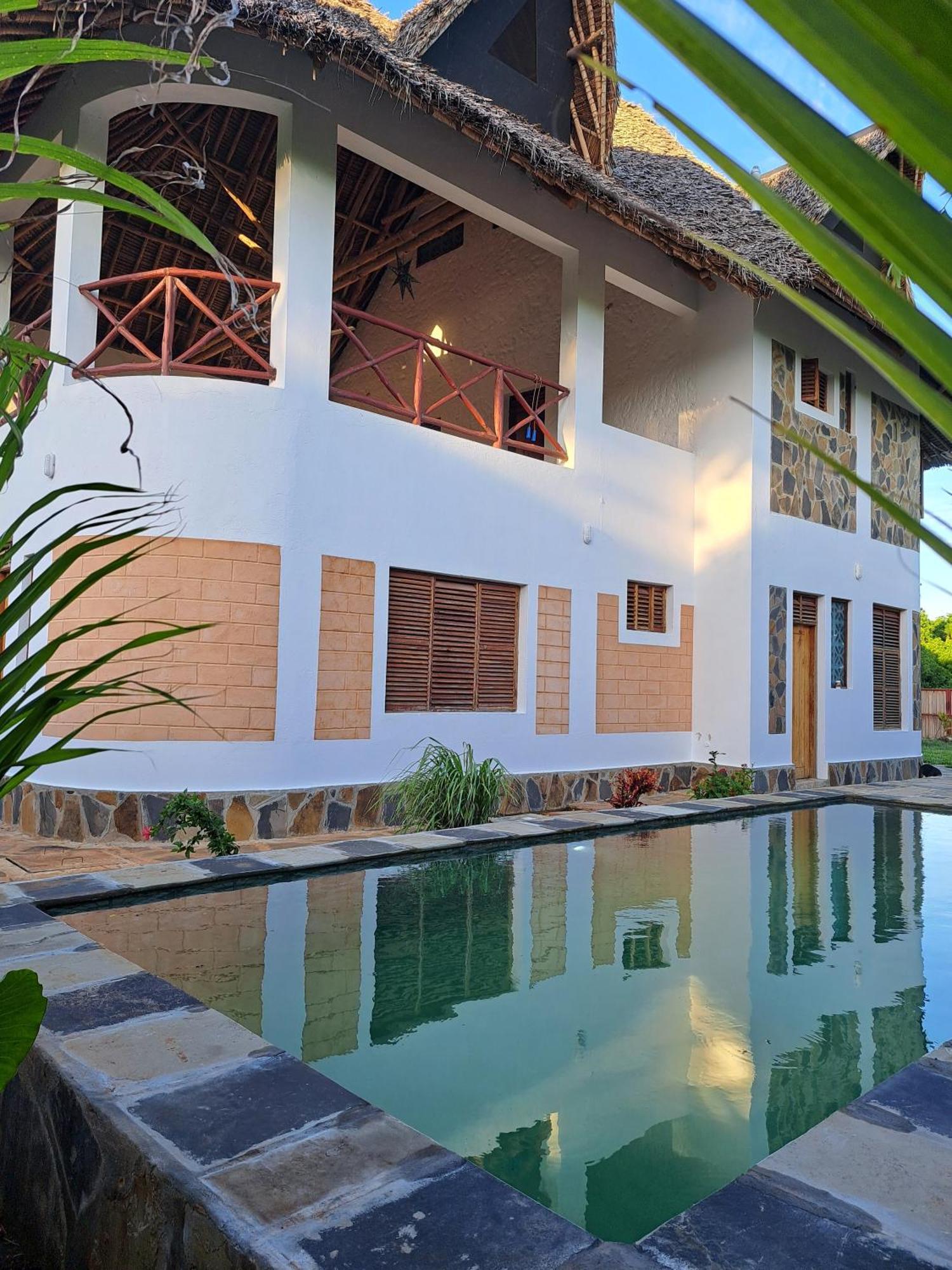 ウクンダ Diani Yoga Barn Bed & Breakfast エクステリア 写真