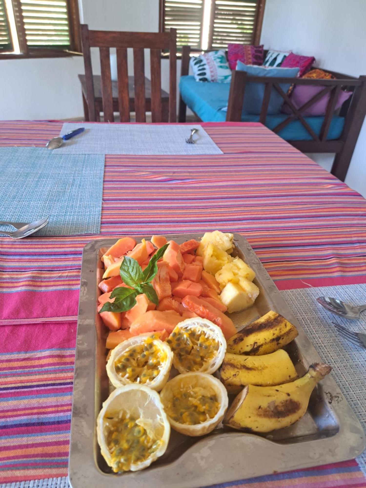 ウクンダ Diani Yoga Barn Bed & Breakfast エクステリア 写真